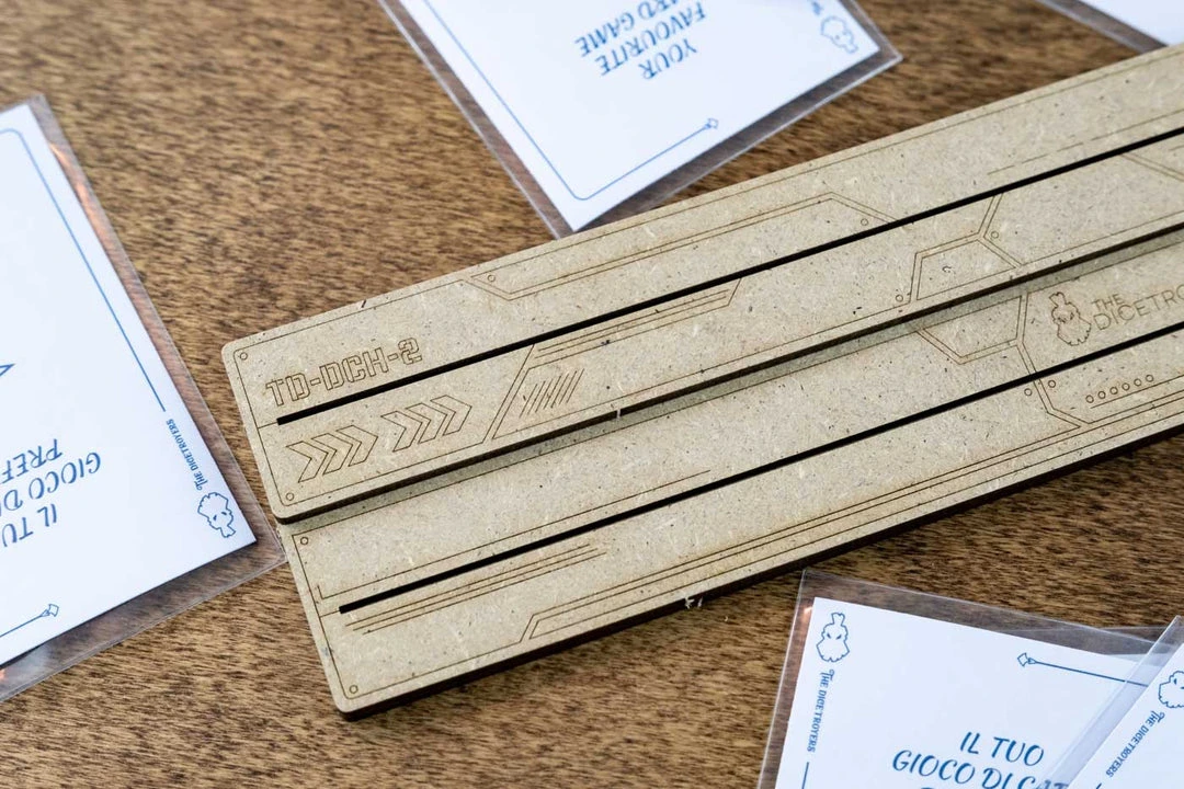 Import Games The Dicetroyers - Pick And Play Card Holder: Crate Version – Double Row (Italy Import) 4 Import Games The Dicetroyers - Pick And Play Card Holder: Crate Version – Double Row (Italy Import)